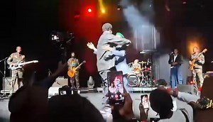 Aaah, ce concert au Casino de Paris... c'était un beau et véritable tableau d'émotions ! ❤️ Les gars, même le Big Michel Gohou voulait faire "travaillement" sur moi, hein ! Mais moi même, je lui ai dit : Mamssougouri ! 🤣 | Smarty