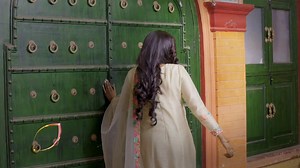 622K views · 10K reactions | Will a change in look let Sarabjeet enter the house? To know what happens next watch #ChotiSarrdaarni from Mon-Sat at 7:30 PM UAE. #ColorsTV #ColorsTVME | Colors ME | Facebook