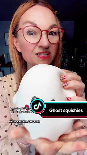 These ghost squishies are ridiculously cute 👻🎃 A soft slow rebound Halloween squishy toy with the sweetest little ghost design, perfect if you love sensory toys, stress relief toys, fidget toys and Halloween collectibles. They’ve got that satisfying soft squish and slow rise that makes you want to keep squeezing them, and the tiny rosy cheeks are doing frankly heroic work here. 😂 Such a cute Halloween gift idea for kids, teens or adults, especially for anyone who collects squishies or likes c