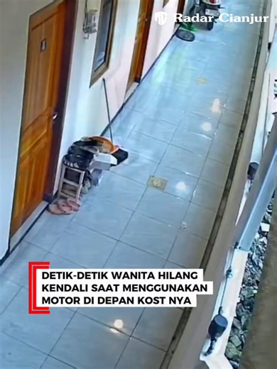 Wanita Hilang Kendali Saat Berkendara Motor