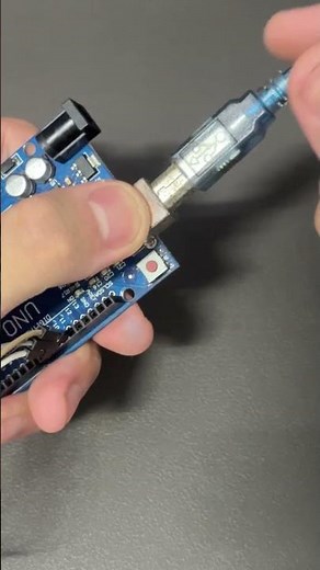 Blink an RGB module with an Arduino UNO#arduino #circuit #arduinoproject #maker