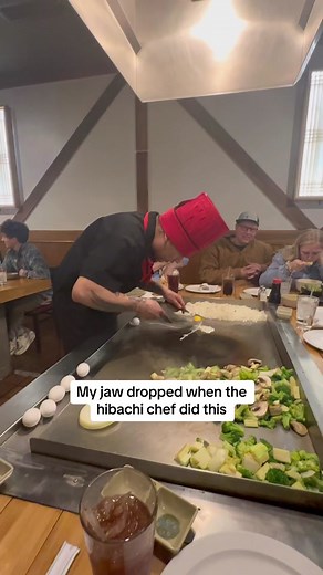 This hibachi chef has incredible skills 😮 #food #hibachi #trick #chef #teppanyaki #egg #fyp