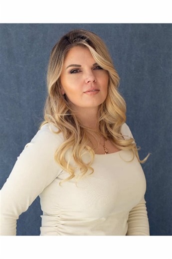 An advanced treatment isn’t a fancy machine alone. Real transformation happens when manual work leads the way-myofascial release, face lifting, and lymphatic flow, and truly cleansing the skin. Machines can enhance, but hands change structure. Shiny is easy. Lasting results are intentional.#skin#manualfacial #face #huntintonbeach