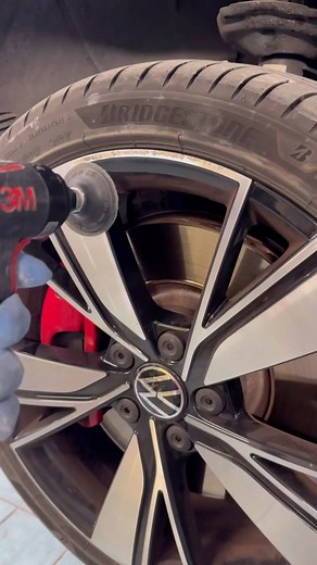 Anthony Burté on Instagram: "DIAMOND RIM REPAIR TODAY🛞 I use 3M sandpaper to repair it properly. What do think about? #frenchpainterlife #rims #rimsrepair #automotive #automobile #diy"