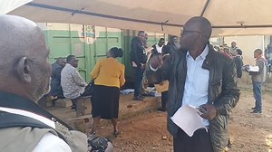 WATCH! Uganda National Examinations Board (UNEB) officials, led by Mbarara City monitor Charles Oundo, have denied journalists access to the city’s examination distribution centre and barred them from taking photos during the ongoing distribution of Primary Leaving Examination (PLE) papers. Oundo reportedly ordered the arrest of journalists who attempted to capture images at the centre. Aggrey Twesigye reports. | 91.2 CROOZE FM