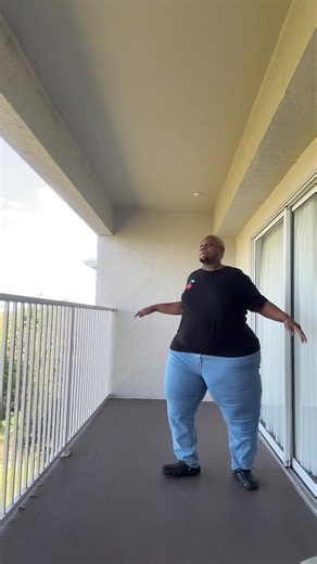 @Keoo why this second turn keep fawkin me up. 🤣😂 Let me try a few mo times. #jiggleitlinedance