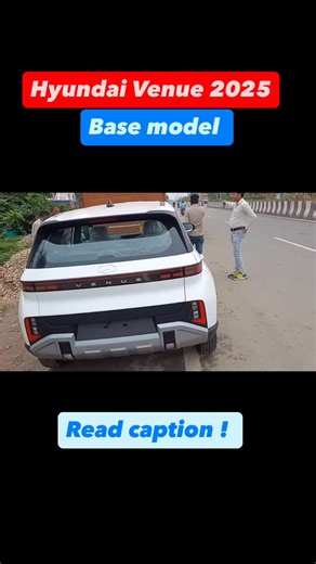 Car India News on Instagram: "Spotted at the dealership – the Hyundai Venue 2025 2nd Base Model is finally here and it’s turning heads! 😍 Upfront you get halogen projector headlamps with DRLs (not fully connected) and no L-shaped DRL setup this time. The bonnet has sporty curves, giving it a bold stance 💪 From the side, you’ll notice 5-bolt steel rims with wheel caps and chunky cladding for that SUV feel. There’s even a request sensor on the driver’s side for added convenience. Inside, Hyundai