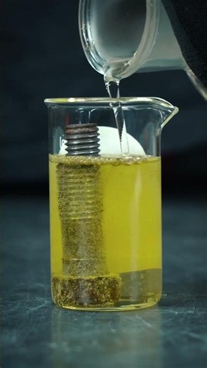 Cosa succede alla ruggine nell'acido cloridrico? 🧪😲 Esperimento di rimozione della ruggine