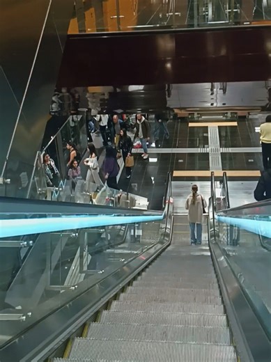 Το Μετρό της Θεσσαλονίκης άνοιξε επίσημα για το κοινό στις 30 Νοεμβρίου 2024 μετά από δεκαετίες καθυστερήσεων (πρώτες σκέψεις για μετρό υπάρχουν από τα 1980s και το πρώτο σκάψιμο έγινε το 1986, αλλά η κατασκευή πήρε μπρος κυρίως τα 2000s). Η πρώτη φάση έχει: 13 λειτουργικούς σταθμούς 9,6 χιλιόμετρα μήκος γραμμής Η επέκταση προς Καλαμαριά αναμένεται μέσα στο 2025 με 5 επιπλέον σταθμούς και ~4,6 χλμ ακόμα — άρα συνολικά θα είναι ~18 σταθμοί και ~14,2 χλμ όταν ολοκληρωθεί αυτή η φάση. Το Μετρό διασ