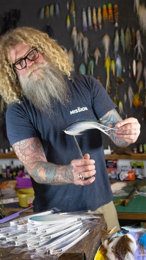 O N E • P O I N T Although Andre “Dre” van Wyk (@nepptuna of @bucktailflies) has honed various techniques that make his tying of a Hollow Fleye more convincing and effective, the key factor in his new method is having only one tie-point of bucktail on the mono-extension tail. While still keeping the patterns long and sparse enough (although nowhere near the size of a full-on Beast), this allows you to make large Hollow Fleye streamers in a fraction of the time. In an hour-long masterclass of buc