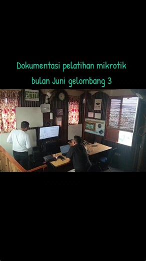 Pelatihan mikrotik 3 hari 🚀 KUASAI ILMU MIKROTIK DARI DASAR SAMPAI MAHIR! 🚀 Mulai perjalananmu di dunia jaringan dari nol hingga expert bersama materi pelatihan MikroTik yang disusun step by step, mudah dipahami, dan langsung praktik di lapangan! 💻🔥 Di pelatihan ini kamu akan belajar: ✅ Mengenal konsep dasar jaringan komputer (IP Address, Subnetting, Gateway) ✅ Pengenalan MikroTik & cara akses (Winbox, WebFig, Terminal) ✅ Konfigurasi dasar hingga router terhubung ke internet ✅ Setting DHCP S
