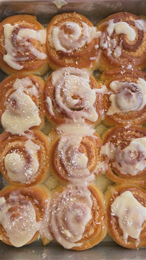 Lívia Bersot on Instagram: "FATIA HÚNGARA FOFINHA + CALDA CREMOSA 🤤✨ Aquela receita de padaria que derrete na boca! Se você ama pão doce com coco, essa aqui vai direto pras suas favoritas. Antes de anotar os ingredientes… ♥️ Me segue pra não perder as próximas receitas. INGREDIENTES Massa: • 600 g de farinha de trigo (aprox.) • 170 ml de leite morno • 1 colher (sopa) de fermento biológico seco • 2 ovos • 3 colheres (sopa) de açúcar • 90 ml de óleo • 1/2 colher (sopa) de sal Recheio: • 10 colhe
