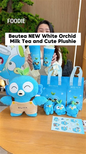 Beutea’s NEW White Orchid Milk Tea comes with limited edition merch! 🌼🐟 Meet The Bloop, Beutea’s latest merch in 3 different options: 🐟 Bundle Set (RM27.80): 1x White Orchid Milk Tea (L) 1x The Bloop Plush Pendant Blind Pack (random expression) 🐟 The Bloop Plush XL Size (RM33.90) 🐟 FREE The Bloop Sticker with every White Orchid Milk Tea 📍 Beutea M’sia outlets (except Ipoh Canning II), while stocks last 📅 From 31st Oct 2025 📲 Order on Beutea app, in-store (members only), GrabFood (pick-up