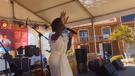 ✅🎬VOLAZARA - Antsa sakalava, Nataony nandritra ny festival Angaredona (13 hatramin’ny 21 septambra) tao Ambohimanga Rova. Ity fampisehoana ivelan’ny faritra Boeny voalohany nataon’i Volazara sy ny tariny. Mahafinaritra,, mitomboa talenta🙂🙂 | HIRA GASY TSARA