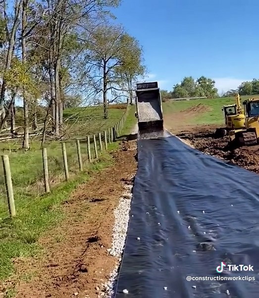 Perfectly executed gravel distribution. Oddly satisfying. #concrete #construction #architecture #design #beton #engineering #concretedesign #civilengineering #civil #concreteconstruction #contractor #architect #concretelife #cement #steel #engineer #constructionlife #civilengineer #concreto #engenhariacivil #engenharia #construccion #bridge #projeto