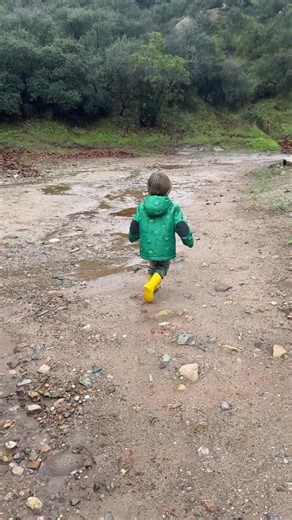 HELLO EARTHLING on Instagram: "Yes to stepping outside. Yes to puddles and drizzles. Yes to whatever wonder nature is offering that day. 🌧️🌿 When we let go of “perfect conditions,” our kids grow braver, wilder, and more connected to the world around them. ✨ Listen to this week’s podcast episode, ‘Nature Makes Us Brave’, for more uplifting, joy-filled stories from Earthlings ages 4–10. It’s pure magic and a reminder that courage often starts with stepping outside. 🌍💛"