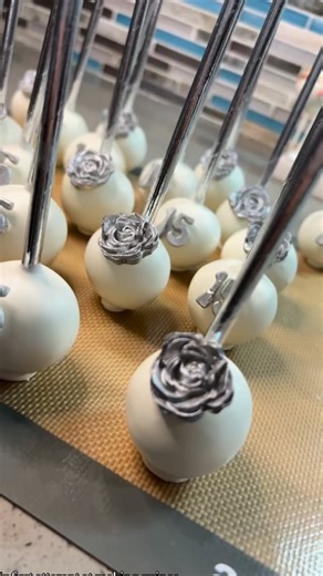 Bakersbodega | Sweet alert 🚨🍫 These cakepops were made for a 15 años celebration, but honestly? They deserve their own party 🎂✨ When you start with real... | Instagram