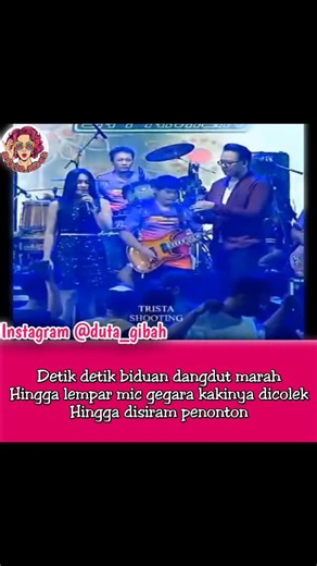 MAK DUTA GIBAH | Tak terima kakinya dicolek hingga disiram air, Biduan ini lempar penonton dengan microphone . Source : Instagram Tekan ❤, dan mention teman... | Instagram