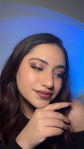 Makeup by ishh on Instagram: "There’s just something about this version of dope shope that hits different. Manifesting this level pf “dope” all year long ✨🥂 Drop a 🌸 if you are a 90’s kid and comment down your favourite 90’s track 💄 #90smusic #dopeshope #makeupartist #honeysinghsongs🎵 #2026makeup"