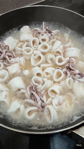 Cutting & Cooking Squid