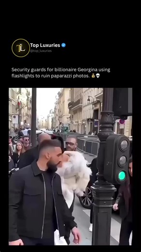 Georgina Rodríguez, partner of Cristiano Ronaldo, is said to have a clever way of dealing with paparazzi: her security team uses powerful strobe lights aimed straight at the cameras, making photos nearly impossible to capture. Interesting detail: these flashes overwhelm camera sensors, leaving images washed out, blurry, or completely unusable. Some see it as arrogance, others as pure brilliance. When you're constantly surrounded by lenses, the ultimate luxury is deciding what the world gets to s