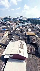 🇮🇩 | Batam, The ‘Dubai’ of Indonesia Batam is an Indonesian island located very close to Singapore and Malaysia and in recent years the island experiencing rapid developments because of their strategic location to the wealthier regions. Today, many people from all across Indonesia seeking fortunes in Batam to find better life. Have you been to Batam? Credit video : @travel.peck | ASIA Records