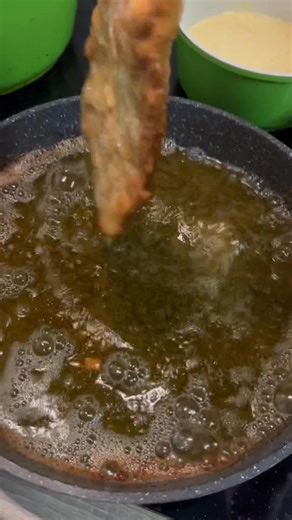 Schnitzel mit und Kartoffeln und Sauce Hollandaise 😋 Zutaten: Schweineschnitzel Eier Salz, Pfeffer, Paprikapulver Semmelbrösel Butterschmalz, Öl Kartoffeln Blumenkohl Sauce Hollandaise Das ist alles Geschmackssache. Die Schweineschnitzel klopfen von beiden Seiten. In eine Form Semmelbrösel geben. In einer anderen Eier mit Salz, Pfeffer und Paprikapulver vermischen. Ich hatte bei 8 Schnitzeln ca. 6 Eier. Richtig ordentlich würzen die Eier und verquirlen. Die schnitzeln panieren erst im Ei , dann