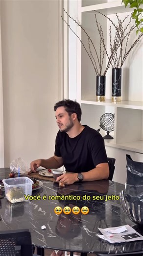 VICTOR VITORINO on Instagram: "Trate ficante como ficante (depende rs) Bolo de chocolate sem açúcar nesse prato lindo que comprei na @lojasgbrasil 🎂🍓🍒 📝 Receita: 6 ovos 2 colheres de sopa de adoçante em pó 1 xícara de cacau 100% 1 xícara de óleo de coco 2 xícaras de água morna 2 xícaras de farinha de arroz ou de amendoas ou de trigo 2 tampinha de fermento em pó Modo de fazer: Bater o adoçante com o ovo, adicione o cacau e o óleo e bata até ficar homogêneo, adicion