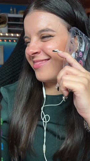 ASMR: La Manicurista Antipática Regresa con Estilo