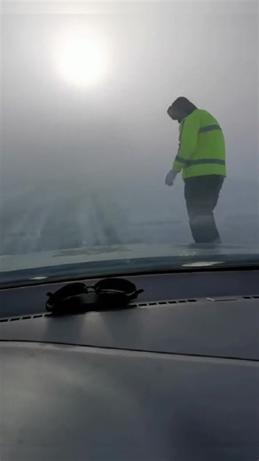 9.6K views · 107 reactions | Recently, amidst a heavy blizzard in Altay, #Xinjiang Uygur Autonomous Region, a traffic police officer braved the wind and snow to guide the way for cars. #TrendinginChina | Xi's Moments | Facebook