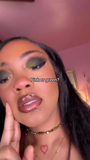 Pink or Green Eyeshadow: The Ultimate Smokey Eye Choice