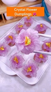 🌸Crystal Flower Dumplings 🌸🌸 😍😍😍 Resep Crystal Flower Dumpling Bahan Isian 😍 •Zucchini (Timun Jepang): Iris tipis memanjang (korek api). •Wortel: Iris tipis memanjang (korek api). •Garam: Secukupnya (untuk membuang air dari sayuran). •Telur Orak-arik: Cincang halus. •Bumbu Isian: Saus tiram, minyak goreng, garam, dan five spice powder, kalo tidak punya bisa pakai penyedap kaldu ayam. Bahan Kulit Pangsit 😍 •Air Pewarna Alami: Rebus kol ungu dalam air mendidih, tambahkan sedikit cuka (untu