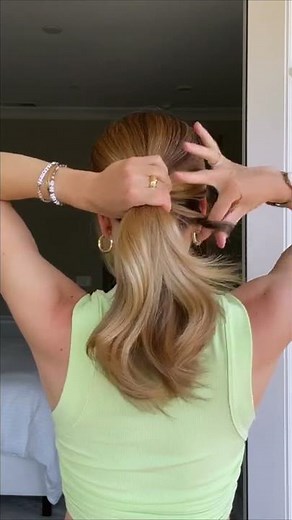 HOW TO CREATE A PONYTAIL WITHOUT A HAIR TIE