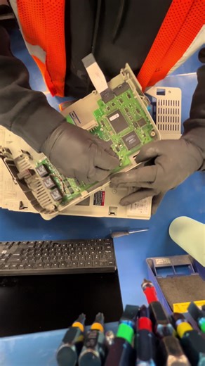 Poniendo un puente para que funcione es VDF y no díga en la pantalla no anable #variadoresdefrecuencia #allenbradley #vdf #ingenieroelectronico #electricidad