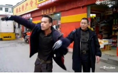 【鬼畜新素材】醉汉现编现唱rap，警察也醉了……