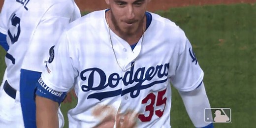 Cody Bellinger's pants fall off on slide