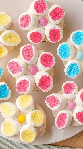 hello, Yummy on Instagram: "Use marshmallows to create easy flower cupcakes! 🧁 🌸 inspired by @pillsburybaking recipe on helloyummy.co search “flower cupcakes” 🌸 #flowercupcakes #cupcakedecorating #cupcakes"