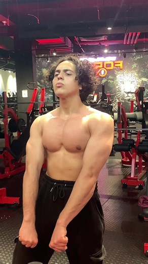 Pas besoin de faire plus de 3 exos pour les pecs !!! 3 faisceaux donc 3 exos minimum !!! 💥 T’en as marre d’être maigre, de galérer à prendre du poids et du muscle ? 💪 Ici, je te partage chaque jour des conseils qui marchent pour enfin transformer ton corps ! 👉 Abonne-toi maintenant si tu veux arrêter de stagner et commencer à progresser ! #pdm #musculation #muscle #maigre #priseDeMasse