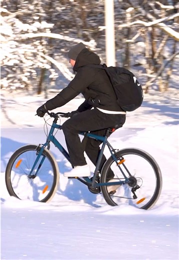 ☃️ Snö och solsken, det perfekta cykelvädret enligt Flataker! #AIK #Allsvenskan #football