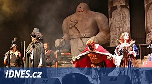 Rudolf II. oživoval v centru Plzně třímetrového golema z filmu - iDNES.cz
