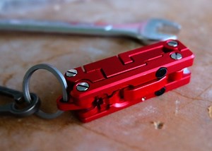 Keytool folding multitool and pocket knife