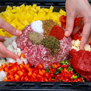 242K views · 549 reactions | Nur so koche ich hackfleisch mit gemüse - im tablett! Zutaten: Kartoffeln - 600 g Hackfleisch - 600 g Tomatenmark - 100 g Paprika - 150 g scharfer Pfeffer - 70 g Zwiebel - 150 g Tomaten - 200 g Salz - 10 g schwarzer Pfeffer - 5 g Kümmel - 5 g Thymian - 5 g süßer Paprika - 10 g IM OFEN BACKEN 180 °C/30 Minuten Tablettgröße 30 x 30 cm Käse - 100 g IM OFEN BACKEN 180 °C/10 Minuten | Cookrate - Deutschland | Facebook