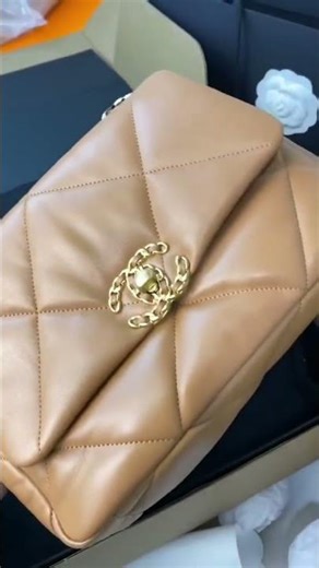 Thats Girl’ Bag Everyone’s Buying – Only $400 😏”#shortsfeed #fashionshorts #trendingbags #ladiesbag