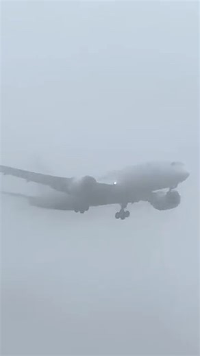 Air Canada Boeing 787-8 Dreamliner C-GHQQ Foggy Arrival into Heathrow