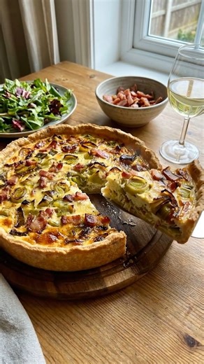 Quiche aux poireaux et lardons Un grand classique de la cuisine française, fondant et savoureux, parfait avec une salade verte. Ingrédients (4–6 personnes) 1 pâte brisée (ou feuilletée) 3 poireaux moyens 150 g de lardons fumés 3 œufs 20 cl de crème fraîche entière 10 cl de lait 100 g de fromage râpé (emmental ou comté) 1 noix de beurre ou 1 c. à s. d’huile Sel, poivre Noix de muscade (facultatif) Préparation Préparer les poireaux Lavez soigneusement les poireaux et émincez-les finement. Cuisson 