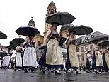 Video: Oktoberfest's attendees parade traditional costumes on second day | Daily Mail Online