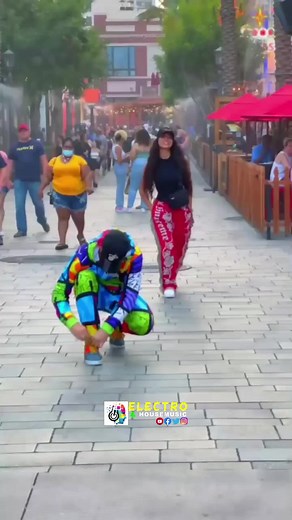 137K views · 5.1K reactions |  Solo siente la música.❤ #shuffle #shuffledance #electrohouse #musicaelectronica | Electro & House music | Facebook