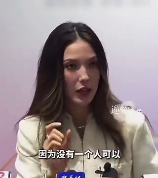 实际上，人类历史上大多数时期，劳动者的工作时间并没有限制，也经常超过十二个小时。1923年以前，美国钢铁厂普遍实行的就是2班-12小时工作制。目前普遍实行的8小时工作制，始于一战以后，1920年代，美国社会在欧洲影响下的左倾进步主义运动，工会运动，和美国政府的干预（为了选票）。在政府层面来讲，这个运动的策划者是当时的商务部长，后来的总统，Herbert Hover，他怂恿和说服了当时的总统Warren Harding推进了这项运动，Harding-Hover interference, 在工会的配合下，首先将美国钢铁厂工人的工作时间缩减到8小时，8小时工作制也在后续的十年中渗透到各行各业，最终通过1938年的Fair Labor Standards Act (FLSA) 成为正式的法律。这项法律表面上在保护劳动者的利益，实际上，干涉了自由市场的自由交换原则，伤害了愿意接受高时长劳动者的收入，增加了企业成本，但是通过降低劳动时间的方式变相增加了就业率，所以受到工会欢迎。美国社会的左倾主义运动，始于20世纪初期，特别是一战以后，这个左倾主义病毒大多数来自欧洲，8小时工作制只是例子之一。另外