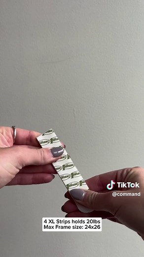Hang your photos damage-free with Command™ Picture Hanging Strips 🖼️ #command #commandstrips #picturehanging #pictureframe