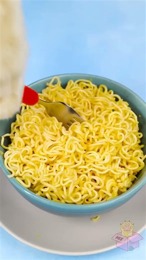 Mie dan Garpu: Gadget Kucing yang Menggemaskan! 😺✨ #KucingKreatif #MakananUnik